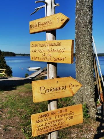 Skyltar nere vid stranden